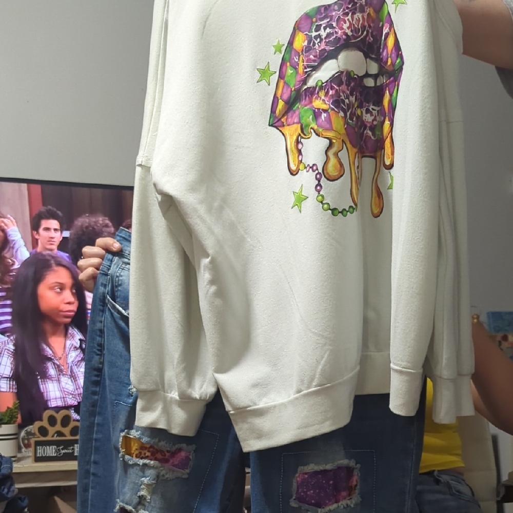 Graphic Sweatshirt with Colorful Lips Design